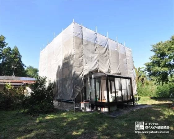戸建ての外周に組んだ足場をメッシュシートで覆った外壁塗装の現場