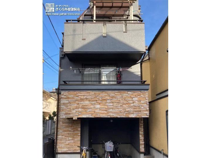 グレー外壁のツートン配色例（白×グレー、グレー×黒、ダークグレー×木目調）