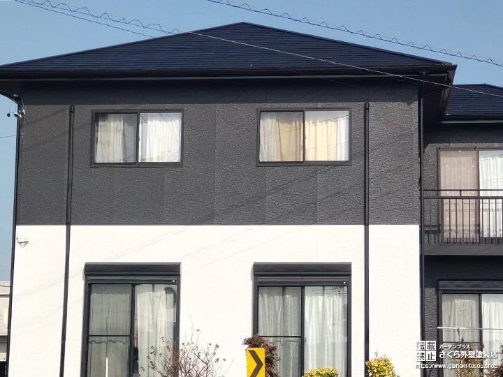 2階を黒、1階を白で塗り分けたツートンカラーの外壁
