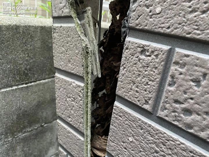 塗装では直せない、目地に沿って割れ内部が露出した窯業系サイディング