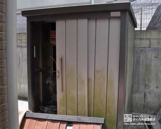 高圧洗浄前の苔が付いた面