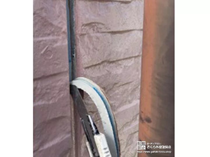 カッターで既存のシーリング材を撤去している目地