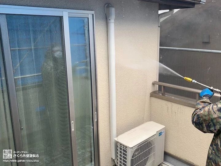 外壁塗装の高圧洗浄でベランダまわりに水しぶきが出ている様子